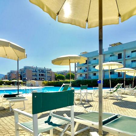 Isa-Apartments 4 Beds In Residence With Swimming-Pool In San Vincenzo, Just 600 Meters From The Sea Kültér fotó