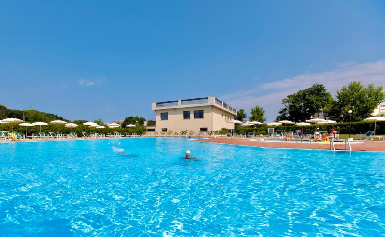 Isa-Apartments 4 Beds In Residence With Swimming-Pool In San Vincenzo, Just 600 Meters From The Sea Kültér fotó