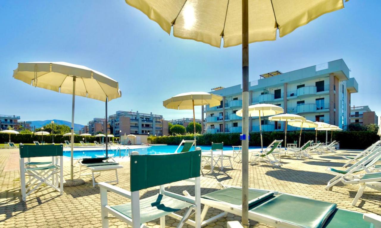 Isa-Apartments 4 Beds In Residence With Swimming-Pool In San Vincenzo, Just 600 Meters From The Sea Kültér fotó